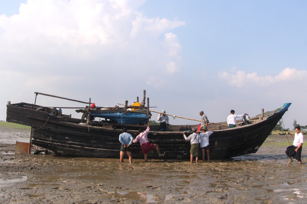 Myanmar local officials check the abandoned boat of Rohingya Muslims washed ashore in Kyauktan township south of Yangon on November 16, 2018. (Myo Kyaw Soe / AFP)