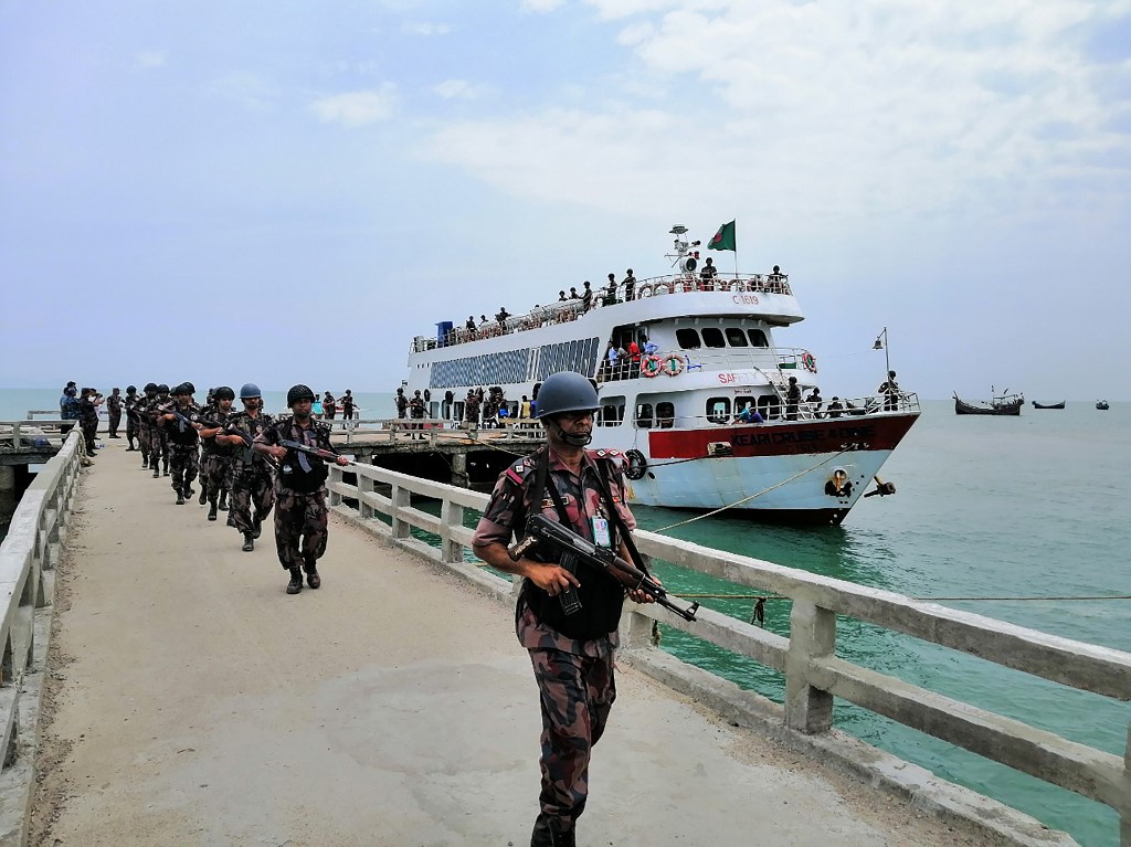 Border Guards Bangladesh (BGB) paramilitary personnel carrying assault rifles disembark as they were deployed on Saint Martin's island, a small island in the Bay of Bengal in Teknaf, on April 7, 2019. (STR / AFP)