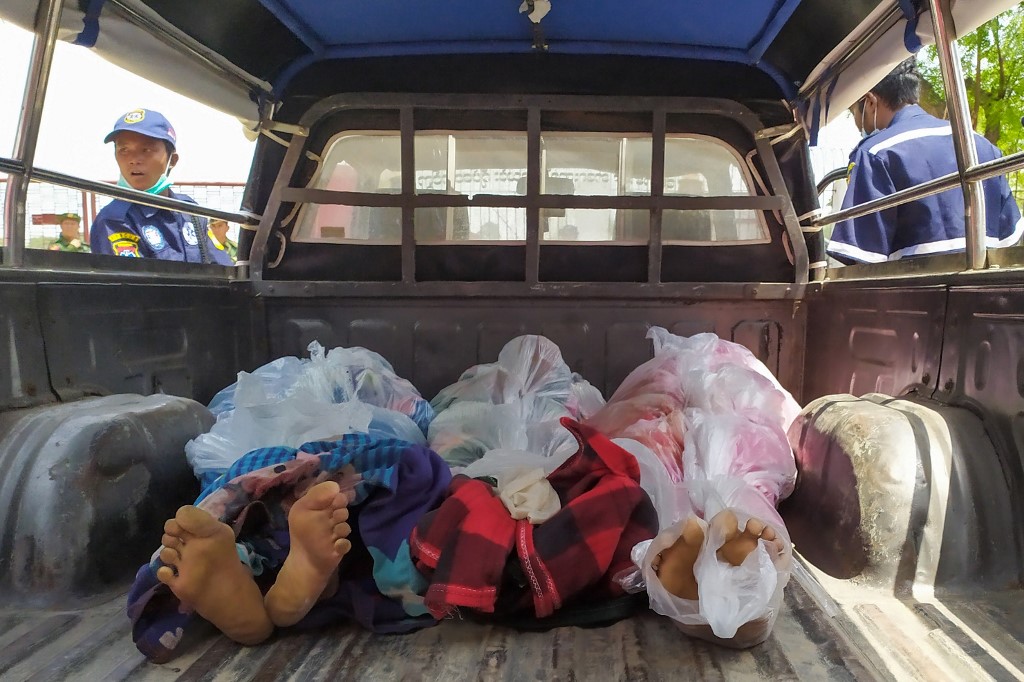  The bodies of prisoners are seen in the back of a vehicle after a riot in the Shwe Bo prison in Sagaing region on May 9, 2019. (Kaung Zaw Hein / AFP)