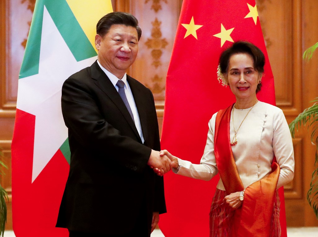 Chinese President Xi Jinping (L) and Myanmar State Counsellor Aung San Suu Kyi shake hands before a bilateral meeting at the Presidential Palace in Naypyidaw on January 18, 2020. (Nyein Chan Naing / Pool / AFP)