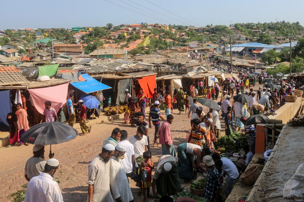 Rohingya refugees gather at a market  in Kutupalong refugee camp in Ukhia on May 15, 2020. (Suzauddin Rubel / AFP)