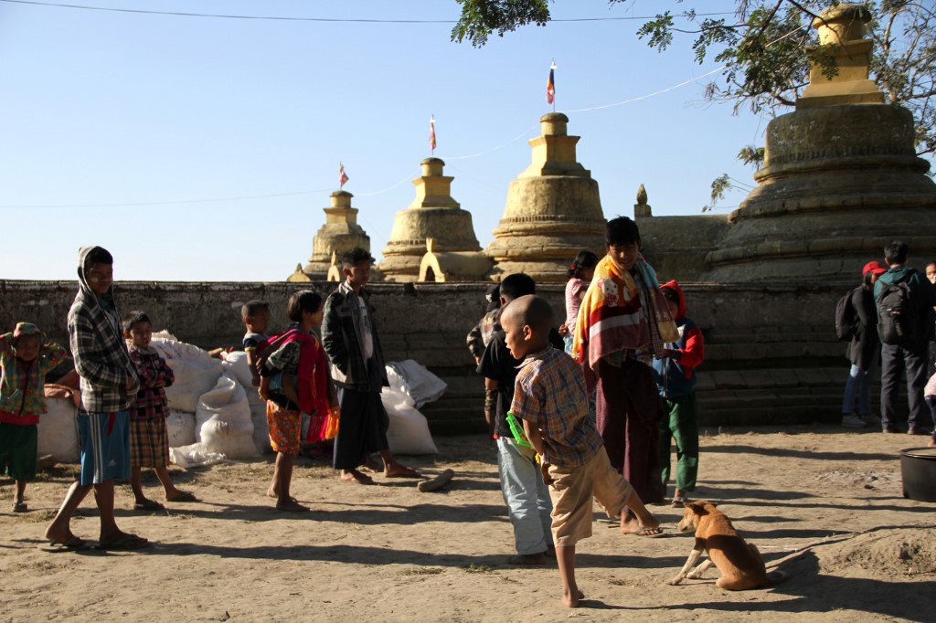  In this photo taken on January 25, 2019 Mro ethnic people displaced from the surge of fighting between the Arakan Army and Myanmar military take refuge at a compound of a Buddhist pagoda are seen during a government-organized visit for journalists in Buthidaung township in Rakhine state. (Richard Sargent / AFP)