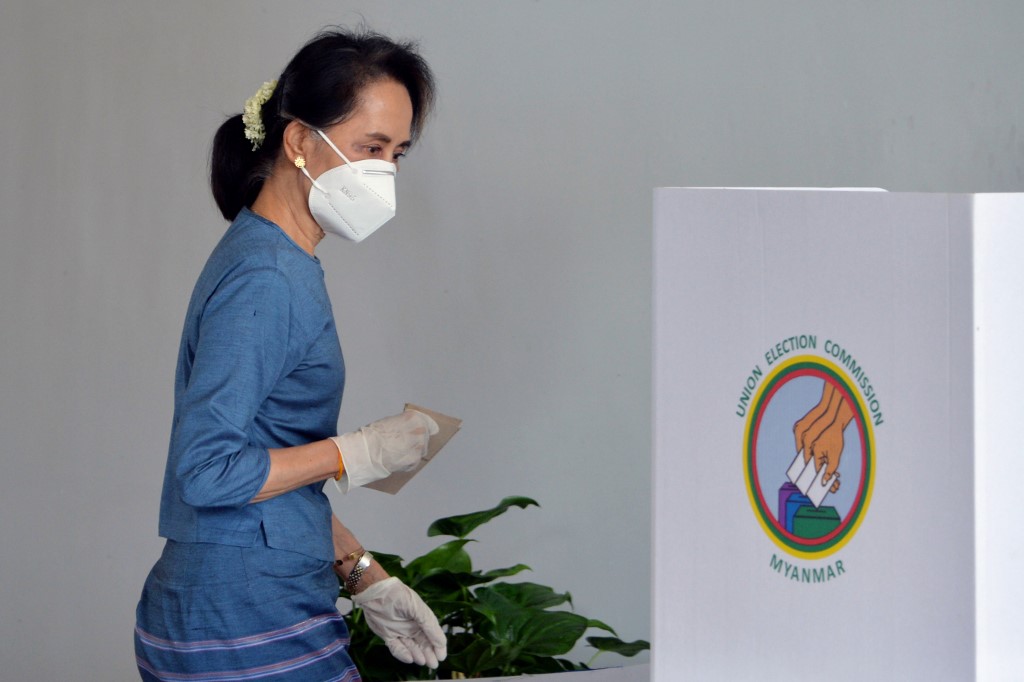 Myanmar's State Counsellor Aung San Suu Kyi casts an advance vote at a polling station in Naypyidaw on October 29, 2020. (Thet Aung / AFP)