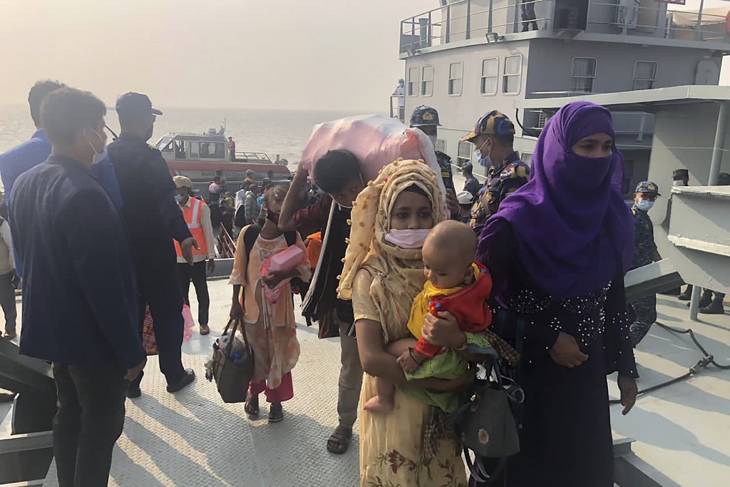 Rohingya refugees disembark from a Bangladesh Navy ship to the island of Bashar Char in Noakhali on December 4, 2020. (Stringer / AFP)