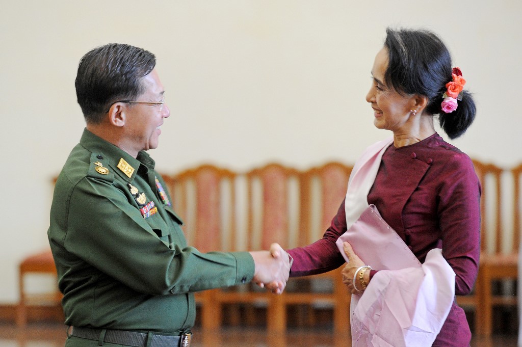  Myanmar military chief General Min Aung Hlaing (L) and National League for Democracy (NLD) party leader Aung San Suu Kyi (R) shake hands after their meeting at the Commander in-Chief's office in Naypyidaw. (Phyo Hein Kyaw / AFP)