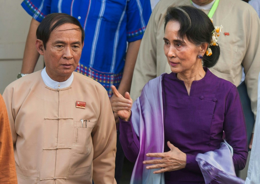 Myanmar State Counsellor Aung San Suu Kyi (R) is accompanied by Lower House speaker Win Myint (L) after meeting of National League for Democracy (NLD) members of parliament in Naypyidaw. (STR / AFP)
