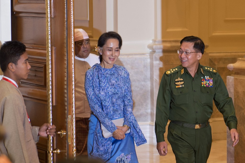 Aung San Suu Kyi (C) and the Myanmar military chief Senior General Min Aung Hlaing (R) arrive for the handover ceremony at the presidential palace in Naypyidaw on March 30, 2016. (Ye Aung Thu / AFP)