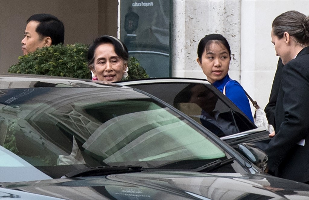 Myanmar's de facto leader Aung San Suu Kyi (2L) leaves the Guildhall, in the City of London on May 8, 2017, after attending an event. (Chris J Ratcliffe / AFP)