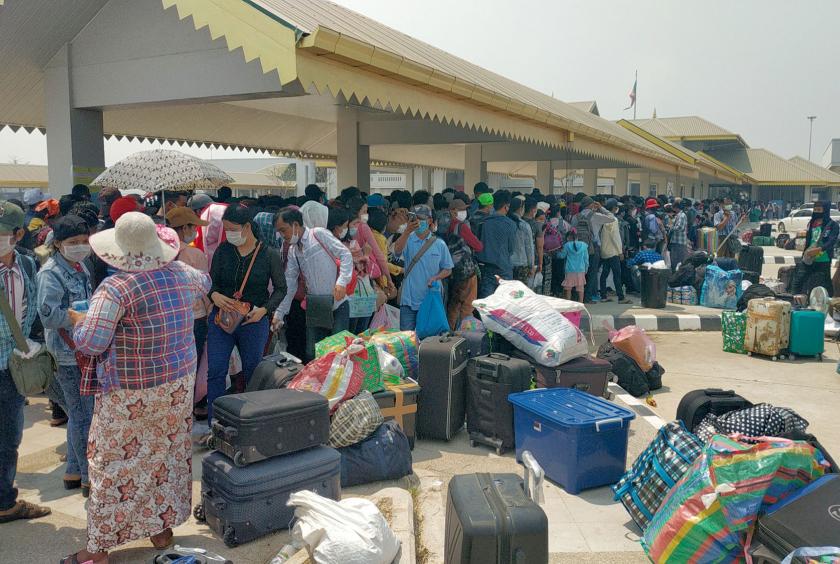 Myanmar nationals return from Thailand via the border crossing in Myawaddy on March 26. (Supplied)