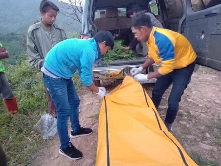 Ambulance service volunteers remove the body of the German tourist in Shan state. (Facebook)