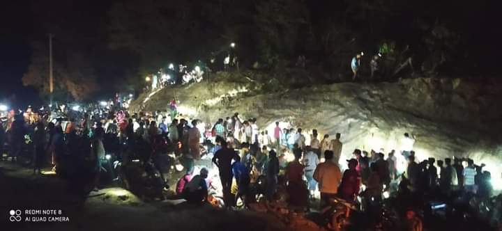 People digging for gold at the road widening project. (Thaung Khaing)