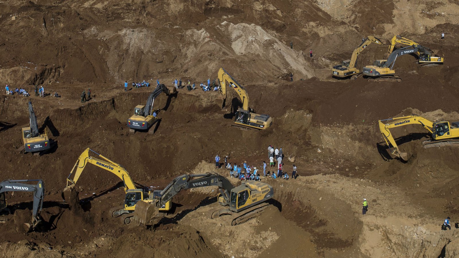 Jade diggers at a mining area on the outskirts of Hpakant. (Global Witness)