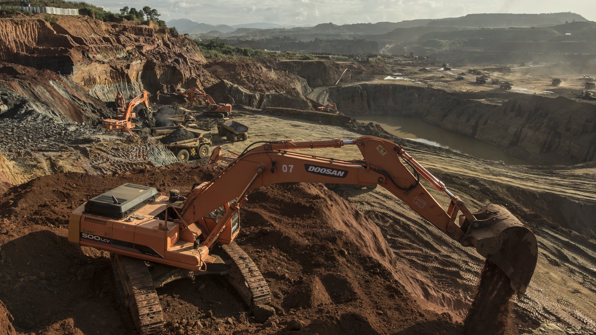 Diggers at a jade mining area near Hpakant township in Kachin state. (Global Witness)