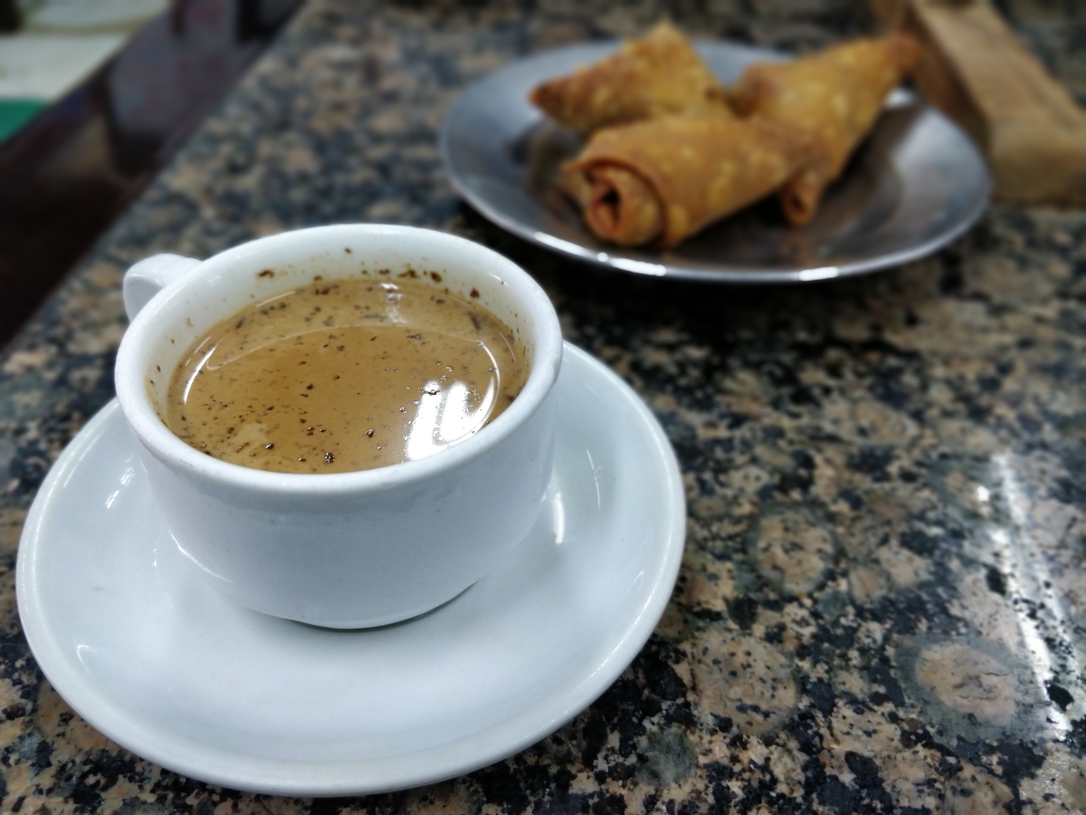 A cup of sweet Burmese tea served with some samosas. (Iryna Kyrylenko / Myanmar Mix)