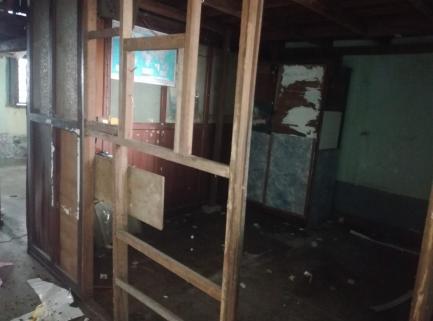 The kitchen area before the renovation.