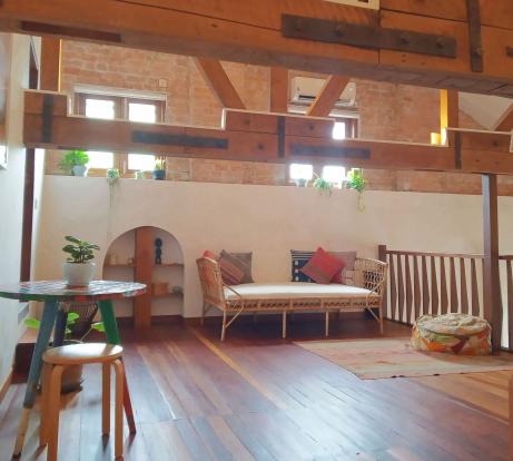 The mezzanine rest area.