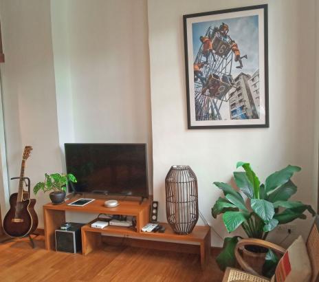 A wooden aesthetic gives the space a warm feeling.