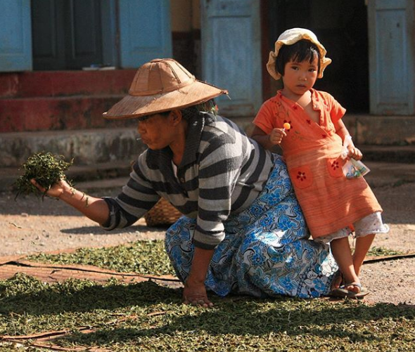 A mother and her daughter in Pindaya. (Lost Tea Company)