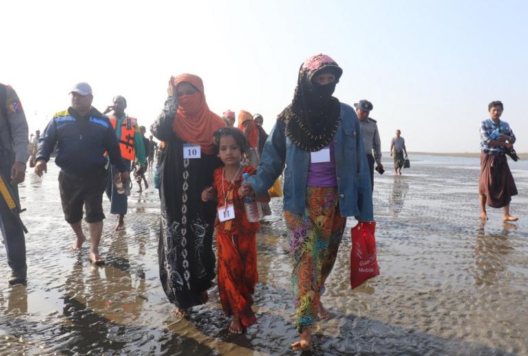  Rohingya people who were arrested at sea in December walk on a beach after being transported by Myanmar authorities to Thalchaung near Sittwe in Rakhine state on January 13, 2020. (STR / AFP)