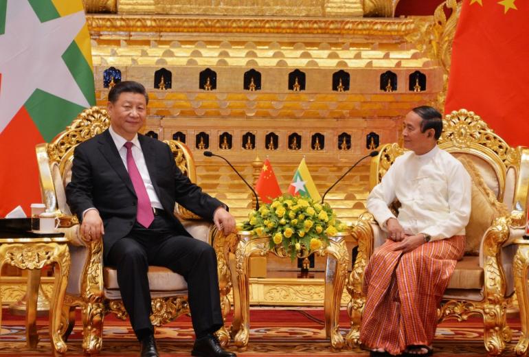 Chinese President Xi Jinping (L) and Myanmar President Win Myint meet at the Presidential Palace in Naypyidaw on January 17, 2020. (Thet Aung / AFP)