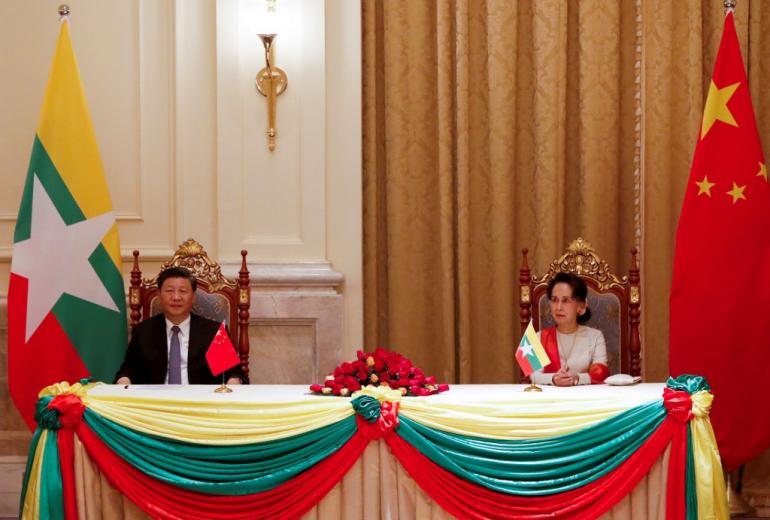  Chinese President Xi Jinping (L) and Myanmar State Counsellor Aung San Suu Kyi attend a signing ceremony of a memorandum of understanding at the presidential palace in Naypyidaw on January 18 2020. (Nyein Chan Naing / Pool / AFP)
