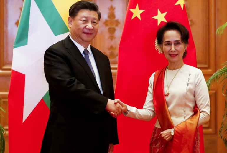 Chinese President Xi Jinping (L) and Myanmar State Counsellor Aung San Suu Kyi shake hands before a bilateral meeting at the Presidential Palace in Naypyidaw on January 18, 2020. (Nyein Chan Naing / Pool / AFP)