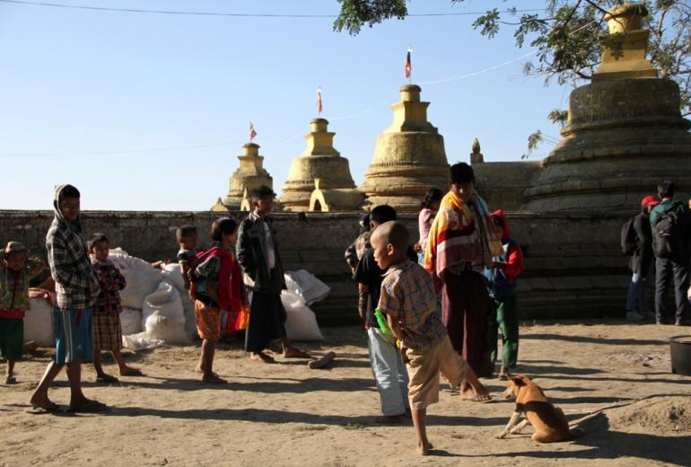  In this photo taken on January 25, 2019 Mro ethnic people displaced from the surge of fighting between the Arakan Army and Myanmar military take refuge at a compound of a Buddhist pagoda are seen during a government-organized visit for journalists in Buthidaung township in Rakhine state. (Richard Sargent / AFP)