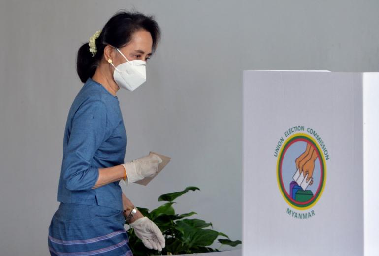 Myanmar's State Counsellor Aung San Suu Kyi casts an advance vote at a polling station in Naypyidaw on October 29, 2020. (Thet Aung / AFP)