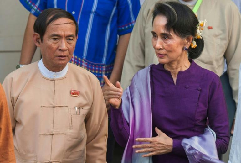 Myanmar State Counsellor Aung San Suu Kyi (R) is accompanied by Lower House speaker Win Myint (L) after meeting of National League for Democracy (NLD) members of parliament in Naypyidaw. (STR / AFP)