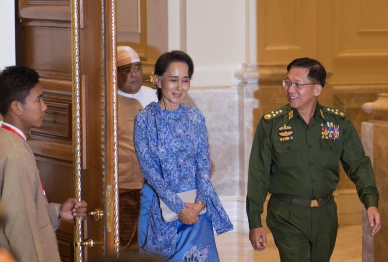 Aung San Suu Kyi (C) and the Myanmar military chief Senior General Min Aung Hlaing (R) arrive for the handover ceremony at the presidential palace in Naypyidaw on March 30, 2016. (Ye Aung Thu / AFP)