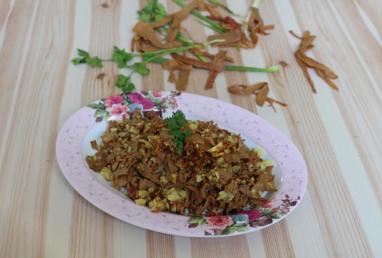 Dried bamboo shoot salad. (Hsu Myat Oo)