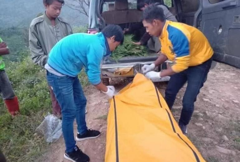 Ambulance service volunteers remove the body of the German tourist in Shan state. (Facebook)