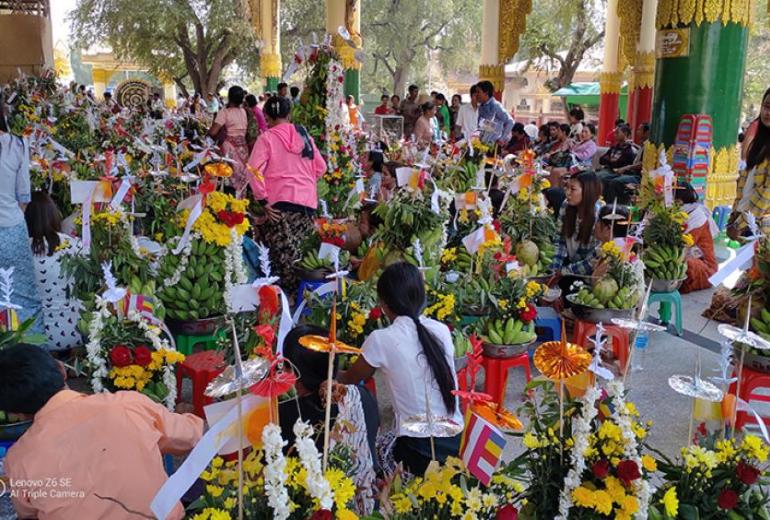 Worshippers at Maha Shwe Thein Daw Pagoda in Mandalay region. (Min Latt / Daily Eleven)