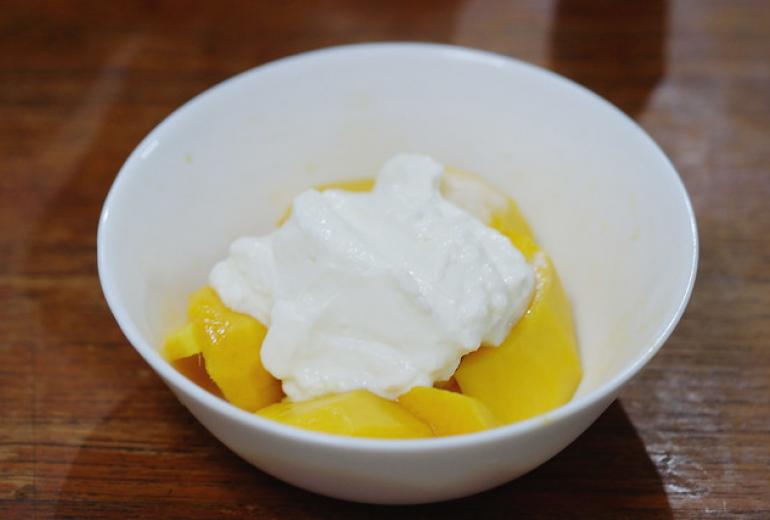 Yogurt with mango. (Vee Satayamas / Flickr)
