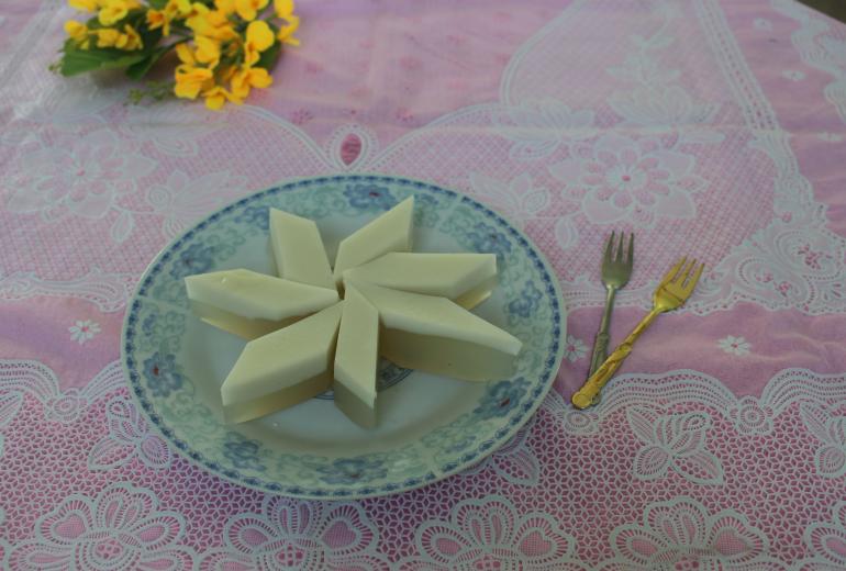 Coconut jelly is a perfect treat for hot weather. (Hsu Myat Oo)