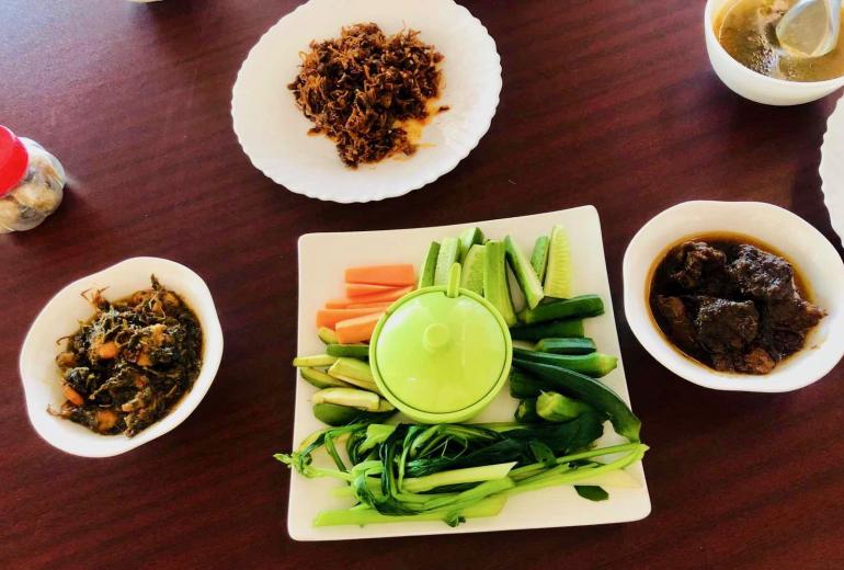 Burmese curries and vegetables at Thant. (Rita Shan)