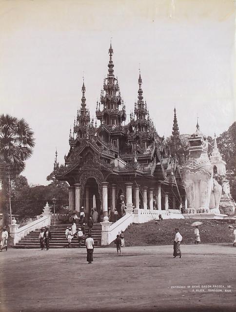 The entrance of Shwedagon Pagoda. (1906)