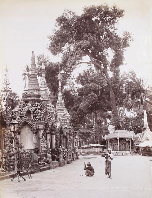 A scene at Shwedagon Pagoda. (1906)
