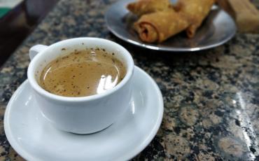 A cup of sweet Burmese tea served with some samosas. (Iryna Kyrylenko / Myanmar Mix)