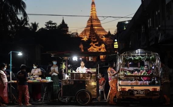 Street vendors wait for customers in front of Shwedagon Pagoda in Yangon. (Ye Aung Thu / AFP)
