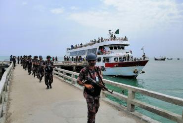 Border Guards Bangladesh (BGB) paramilitary personnel carrying assault rifles disembark as they were deployed on Saint Martin's island, a small island in the Bay of Bengal in Teknaf, on April 7, 2019. (STR / AFP)