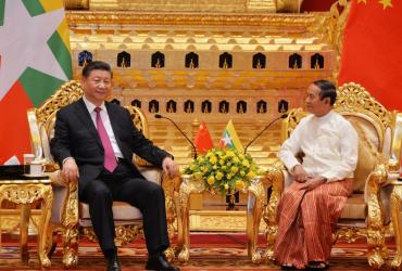 Chinese President Xi Jinping (L) and Myanmar President Win Myint meet at the Presidential Palace in Naypyidaw on January 17, 2020. (Thet Aung / AFP)