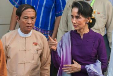 Myanmar State Counsellor Aung San Suu Kyi (R) is accompanied by Lower House speaker Win Myint (L) after meeting of National League for Democracy (NLD) members of parliament in Naypyidaw. (STR / AFP)