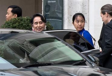 Myanmar's de facto leader Aung San Suu Kyi (2L) leaves the Guildhall, in the City of London on May 8, 2017, after attending an event. (Chris J Ratcliffe / AFP)