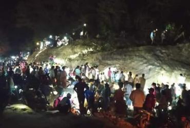 People digging for gold at the road widening project. (Thaung Khaing)