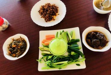 Burmese curries and vegetables at Thant. (Rita Shan)