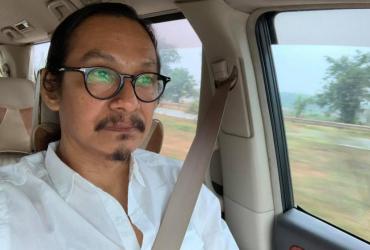 Min Htin Ko Ko Gyi on his way to Naypyitaw to attend a rally in support of amending the Constitution on March 31. (Min Htin Ko Ko Gyi / Facebook)