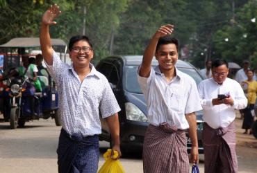   Reuters journalists Wa Lone (L) and Kyaw Soe Oo gesture outside Insein prison after being freed in a presidential amnesty in Yangon on May 7. (AFP)