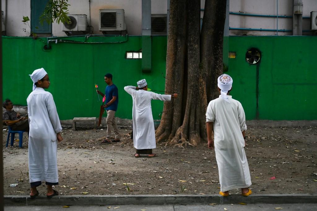  A Thai Muslim youth practises archery near Haroon mosque in Bangkok. (Romeo Gacad / AFP)