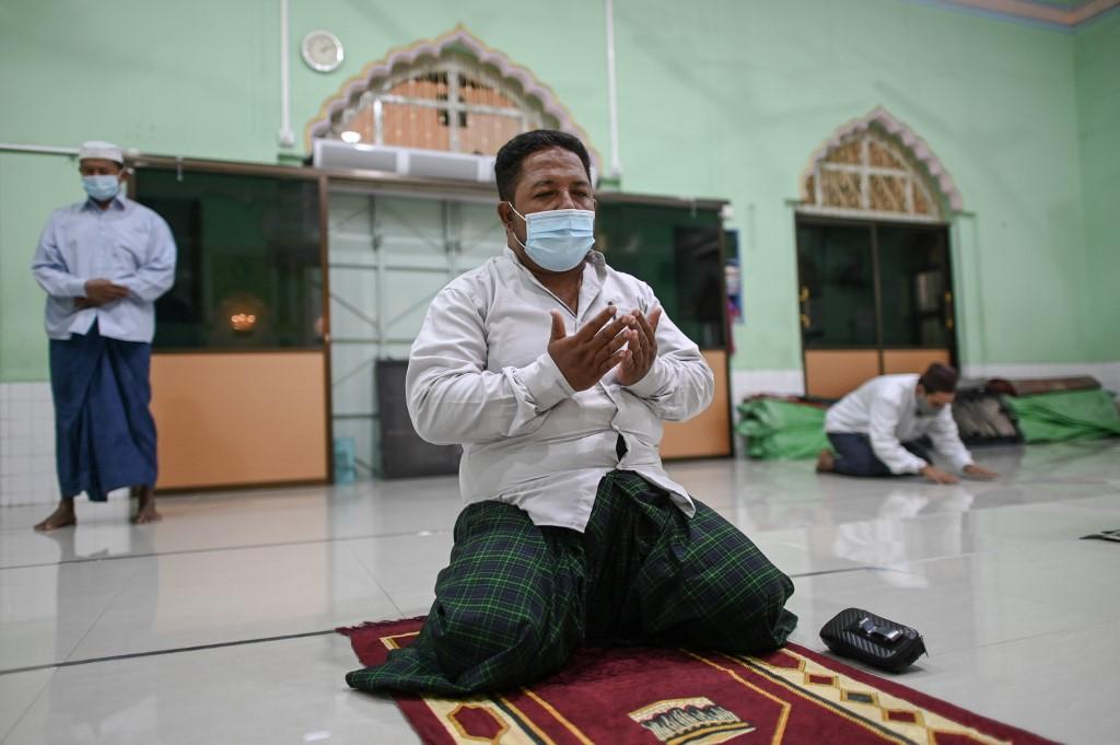 Muslim men praying at a mosque in Meiktila. (Ye Aung Thu / AFP)